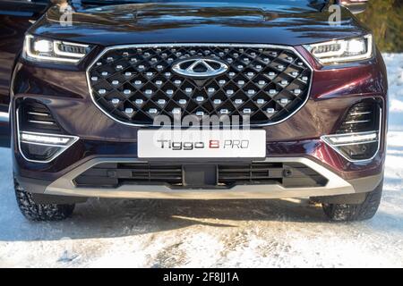 Moskau, Russland - 18. März 2021: Vorderansicht des neuen Siebensitzer-Minivans Chery Tiggo 8 Pro. LED-Optik beleuchtet Frontgrill und Stoßfänger-Design-Chines Stockfoto