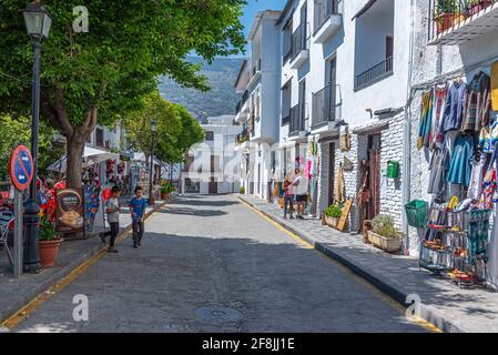 CAPILEIRA, SPANIEN, 22. JUNI 2019: Auf der Hauptstraße von Capileira in Spanien stollt man Stockfoto