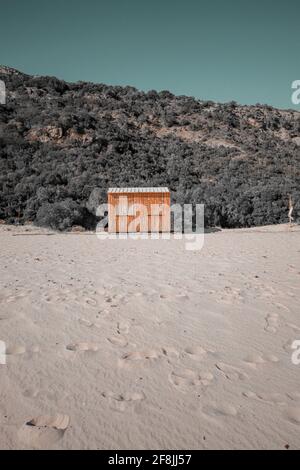 Gelbe Holzhütte am Strand Stockfoto