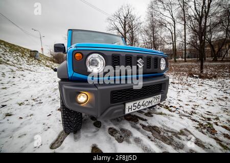 Moskau, Russland - 24. Januar 2020: Frontoptik des neuen Mini-SUV Suzuki Jimny Static Photos im Winterwald. Nahaufnahme Stockfoto