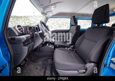 Moskau, Russland - 24. Januar 2020: Leerer Innenraum des neuen Mini-SUV Suzuki Jimny statische Fotos im Winterwald. Nahaufnahme. Fahrersitz in neuen Offroad c Stockfoto