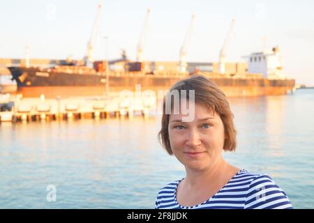 Eine Frau steht vor einem Ladetrawler Stockfoto