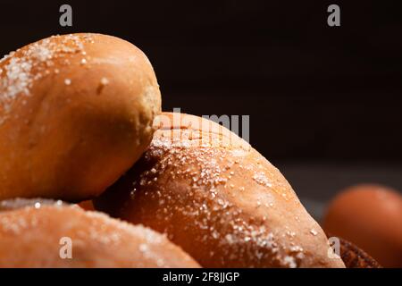 Selbstgemachte Brötchen auf dunklem Hintergrund, Platz kopieren, als Hintergrund verwenden Stockfoto