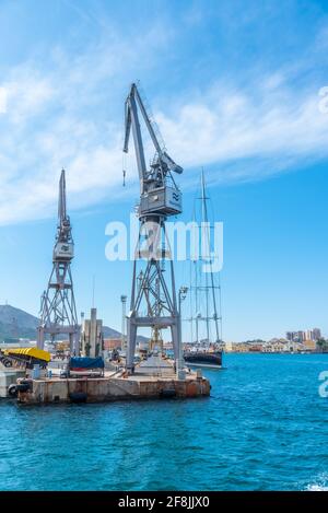 CARTAGENA, SPANIEN, 19. JUNI 2019: Blick auf den Hafen von Cartagena in Spanien Stockfoto