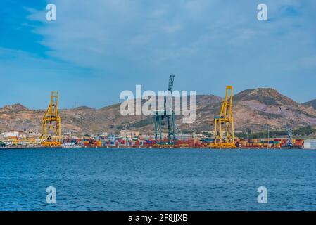 CARTAGENA, SPANIEN, 19. JUNI 2019: Blick auf den Hafen von Cartagena in Spanien Stockfoto