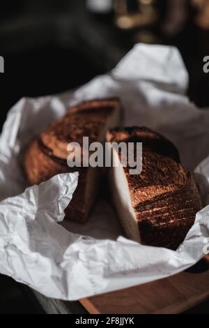 Laib hausgemachtes Sauerteig-Brot in Geschenkpapier in der Küche Zähler Stockfoto