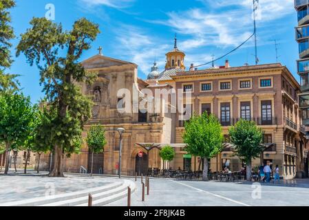 MURCIA, SPANIEN, 19. JUNI 2019: Plaza de Julian Romea in der spanischen Stadt Murcia, Spanien Stockfoto