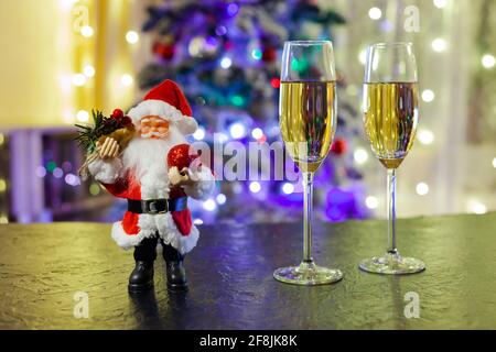 Weihnachtsmann und zwei Gläser Champagner Stockfoto