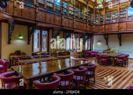 MURCIA, SPANIEN, 19. JUNI 2019: Englische Bibliothek im Real Casino de Murcia in Spanien Stockfoto