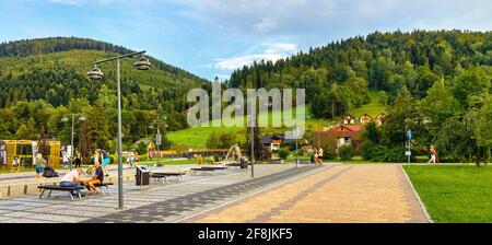 Szczyrk, Polen - 30. August 2020: Panoramablick auf den St. Jacob Platz, Plac SW. Jakuba, in Szczyrk Bergort des Beskiden Gebirges in Schlesien Stockfoto