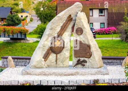 Szczyrk, Polen - 30. August 2020: Bergretter-GOPR-Denkmal von Wlodzimierz Lach auf dem Jakobsplatz in Szczyrk, Ferienort Beskiden Stockfoto