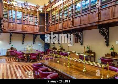 MURCIA, SPANIEN, 19. JUNI 2019: Englische Bibliothek im Real Casino de Murcia in Spanien Stockfoto