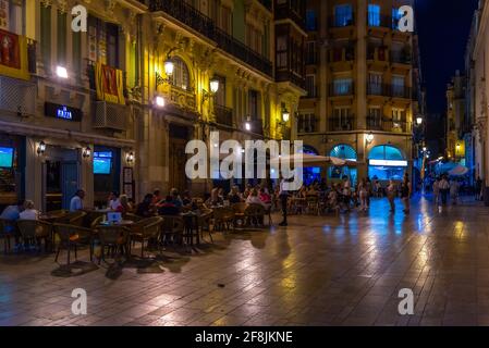 ALICANTE, SPANIEN, 18. JUNI 2019: Nachtleben in den Straßen von Alicante, Spanien Stockfoto