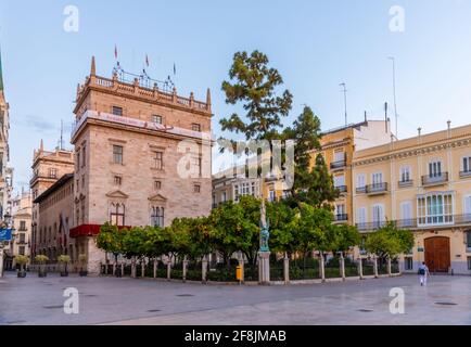 VALENCIA, SPANIEN, 18. JUNI 2019: Palau de la Generalitat von der Plaza de la Virgen in Valencia, Spanien Stockfoto