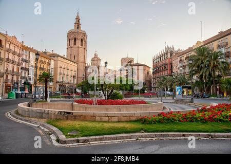 VALENCIA, SPANIEN, 18. JUNI 2019: Kathedrale in Valencia von der Plaza de la Reina aus gesehen Stockfoto