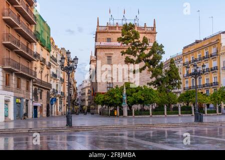 VALENCIA, SPANIEN, 18. JUNI 2019: Palau de la Generalitat von der Plaza de la Virgen in Valencia, Spanien Stockfoto