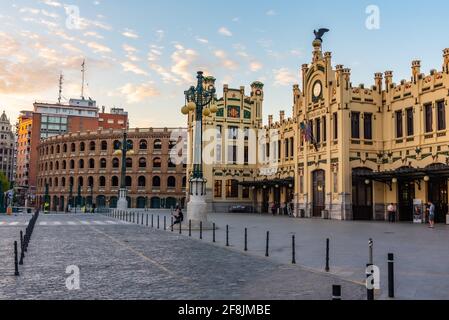 VALENCIA, SPANIEN, 18. JUNI 2019: Blick auf den Bahnhof Estacio del Nord in Valencia, Spanien Stockfoto