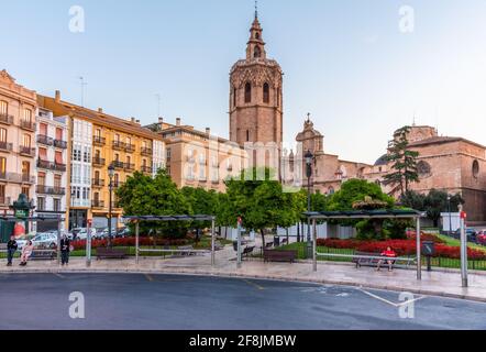 VALENCIA, SPANIEN, 18. JUNI 2019: Kathedrale in Valencia von der Plaza de la Reina aus gesehen Stockfoto