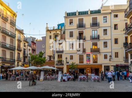 VALENCIA, SPANIEN, 17. JUNI 2019: In einer engen Straße im Zentrum von Valencia, Spanien, essen die Menschen Stockfoto