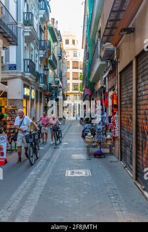 VALENCIA, SPANIEN, 17. JUNI 2019: In einer engen Straße im Zentrum von Valencia, Spanien, essen die Menschen Stockfoto