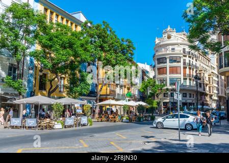 VALENCIA, SPANIEN, 17. JUNI 2019: In einer engen Straße im Zentrum von Valencia, Spanien, essen die Menschen Stockfoto