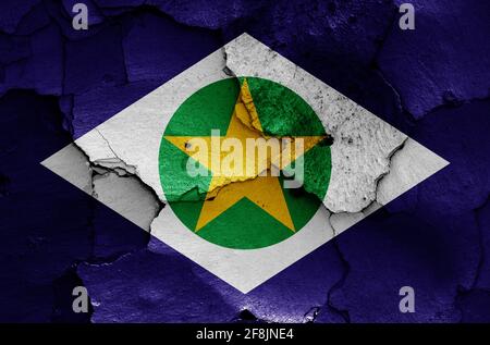 Flagge von Mato Grosso, Brasilien auf rissige Wand gemalt Stockfoto