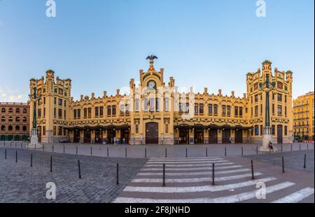 VALENCIA, SPANIEN, 18. JUNI 2019: Blick auf den Bahnhof Estacio del Nord in Valencia, Spanien Stockfoto