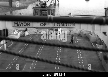 Crew-Mitglied von Woolwich Ferry London wartet darauf, Fahrzeuge zu laden Stockfoto