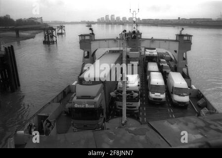 Woolwich Ferry London voller Autos und Lastwagen Stockfoto