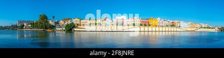 SEVILLA, SPANIEN, 25. JUNI 2019: Triana-Viertel hinter dem Guadalquivir-Fluss in Sevilla, Spanien Stockfoto