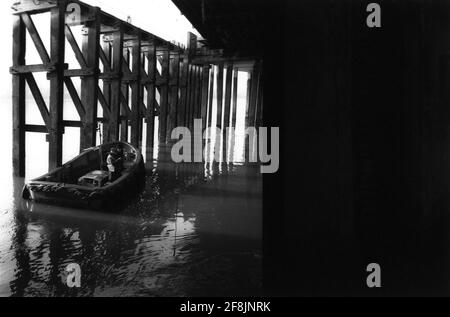 Arbeiter von Woolwich Ferry London inspizieren die Holzstruktur des Docks vom Wasser aus. Stockfoto