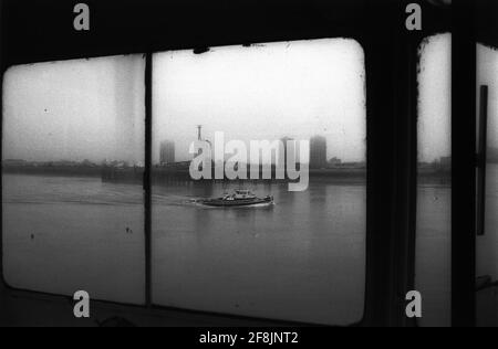 Woolwich Ferry London Blick auf den nebligen Londoner Morgen vom Kapitäne-Kabinenfenster Stockfoto