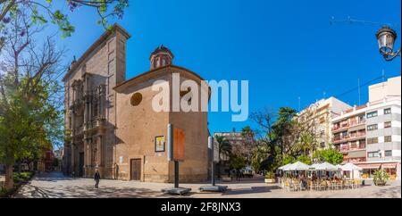 VALENCIA, SPANIEN, 17. JUNI 2019: In einer engen Straße im Zentrum von Valencia, Spanien, essen die Menschen Stockfoto