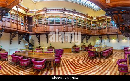 MURCIA, SPANIEN, 19. JUNI 2019: Englische Bibliothek im Real Casino de Murcia in Spanien Stockfoto