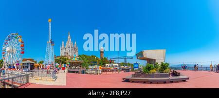 BARCELONA, SPANIEN, 29. JUNI 2019: Die Menschen schlendern durch den Tibidabo-Vergnügungspark in Barcelona, Spanien Stockfoto