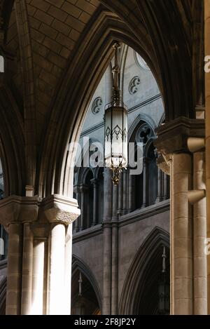 Madrid, Spanien - 20. März 2021: Innenansicht des Kirchenschiffs der Kathedrale von La Almudena. Vertikal Stockfoto