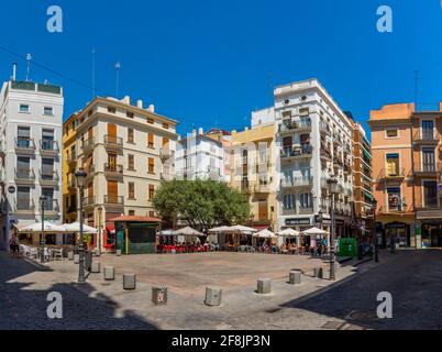 VALENCIA, SPANIEN, 17. JUNI 2019: In einer engen Straße im Zentrum von Valencia, Spanien, essen die Menschen Stockfoto