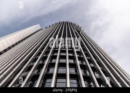 Madrid, Spanien - 28. März 2021: Bürogebäude Torre Europa im Finanzviertel AZCA. Geschäftskonzept Stockfoto