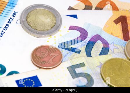 Münzen und Banknoten verschiedener Werte der Europäischen Union. Der Euro ist die europäische Währung. Finanzen, Wirtschaft und Unternehmen. Bargeld und Einsparungen Stockfoto