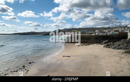 St. Ives Cornwall, Southwast, Cornish Beach, Seascape, Cornish Beach, St. Ives Cornwall, der Hafen, St. ives Harbour Lighthouse, Bamaluz Beach Stockfoto