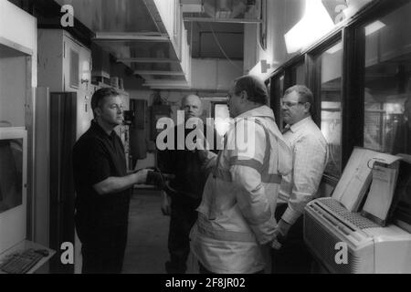 Arbeiter in einer Fabrik, die ein Treffen abhalten Stockfoto