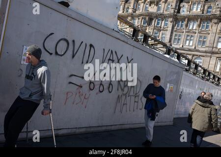 Edinburgh, Großbritannien, 14. April 2021. Anti-Covid-Impfstoff-Graffiti, ÒCovid VAXX = 666Ó, auf der Straße in Edinburgh, Schottland, abgekratzt. Mehr als 2,6 Millionen Schotten hatten jetzt während der aktuellen Gesundheitspandemie die erste Dosis des Covid-19-Coronavirus-Impfstoffs. Foto: Jeremy Sutton-Hibbert/Alamy Live News. Stockfoto