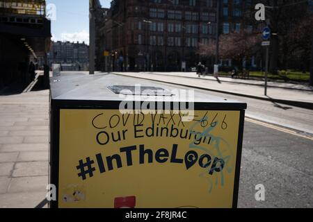 Edinburgh, Großbritannien, 14. April 2021. Anti-Covid-Impfstoff-Graffiti, ÒCovid VAXX = 666Ó, auf der Straße in Edinburgh, Schottland, abgekratzt. Mehr als 2,6 Millionen Schotten hatten jetzt während der aktuellen Gesundheitspandemie die erste Dosis des Covid-19-Coronavirus-Impfstoffs. Foto: Jeremy Sutton-Hibbert/Alamy Live News. Stockfoto