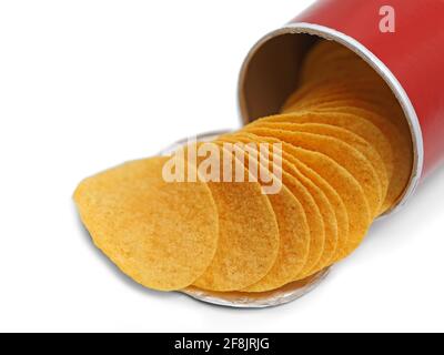 Gestapelte Chips fallen aus roten Pappkartonröhrchen, Paprika gewürzt Kartoffelchips in Dose isoliert auf weißem Hintergrund Stockfoto