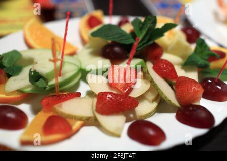 Im Café in Scheiben mit verschiedenen Früchten Stockfoto