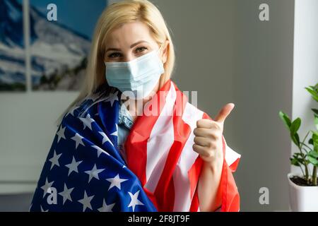 Frau trägt Maske vor den USA Flagge Wahlen während Covid Stockfoto