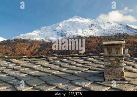 Schieferdach und Schornstein in den Alpen. Stockfoto