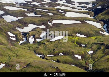 Luftaufnahme über den Bergrücken Thorsmork / Þórsmörk / Thorsmoerk mit Schneeflecken im Sommer im Süden von Island Stockfoto