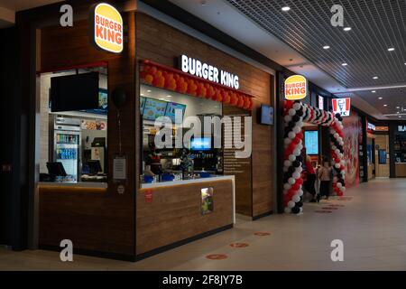 Grodno, Weißrussland - 07. April 2021: Burger King Fast-Food-Restaurant im modernen großen Einkaufs- und Unterhaltungskomplex Trinity. Vorderansicht. Stockfoto