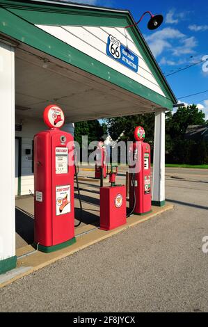 Dwight, Illinois, USA. Ein Schritt zurück in die Zeit ruht in der Full-Service-Tankstelle entlang der alten Route 66 Autobahn. Stockfoto
